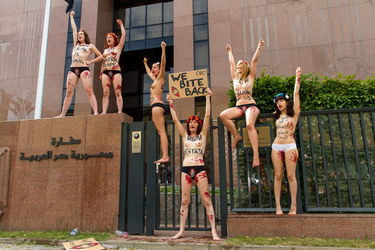 Femen Aktivistinnen demonstrieren vor der Botschaft Ägyptens, Berlin
