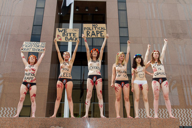 Femen Aktivistinnen demonstrieren vor der Botschaft Ägyptens, Berlin