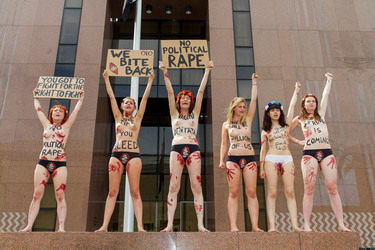 Femen Aktivistinnen demonstrieren vor der Botschaft Ägyptens, Berlin