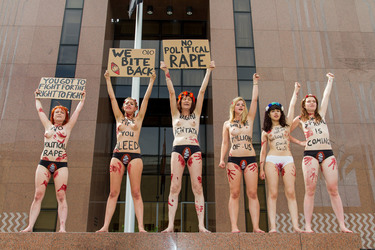 Femen Aktivistinnen demonstrieren vor der Botschaft Ägyptens, Berlin