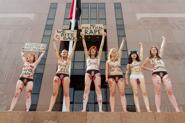 Femen Aktivistinnen demonstrieren vor der Botschaft Ägyptens, Berlin
