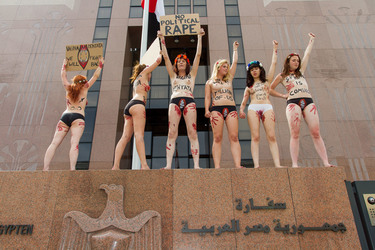 Femen Aktivistinnen demonstrieren vor der Botschaft Ägyptens, Berlin