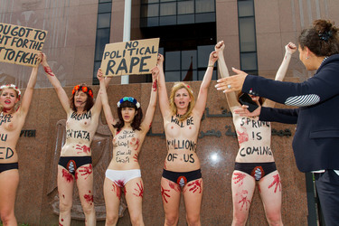 Femen Aktivistinnen demonstrieren vor der Botschaft Ägyptens, Berlin