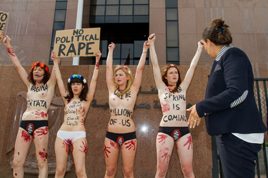 Femen Aktivistinnen demonstrieren vor der Botschaft Ägyptens, Berlin