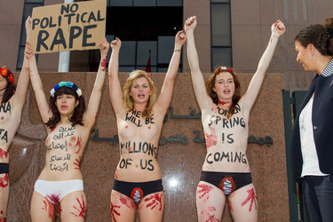 Femen Aktivistinnen demonstrieren vor der Botschaft Ägyptens, Berlin