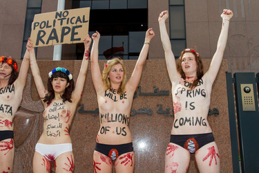 Femen Aktivistinnen demonstrieren vor der Botschaft Ägyptens, Berlin
