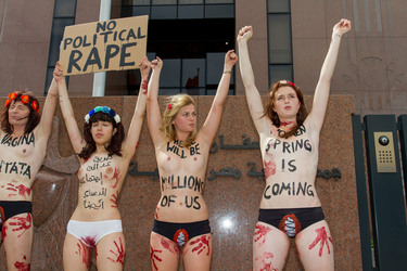 Femen Aktivistinnen demonstrieren vor der Botschaft Ägyptens, Berlin