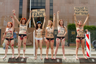 Femen Aktivistinnen demonstrieren vor der Botschaft Ägyptens, Berlin
