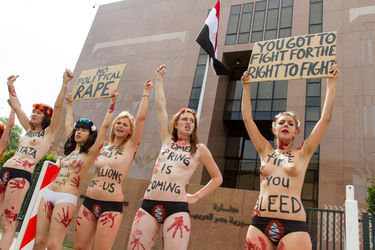 Femen Aktivistinnen demonstrieren vor der Botschaft Ägyptens, Berlin