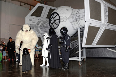 Star Wars Fans - Wampa, Stormtrooper, Darth Vader und Pilot vor TIE-Fighter