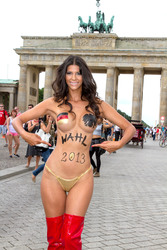 Micaela Schäfer Photocall zur Bundestagswahl, Berlin