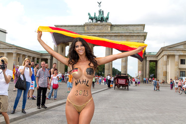 Micaela Schäfer Photocall zur Bundestagswahl, Berlin
