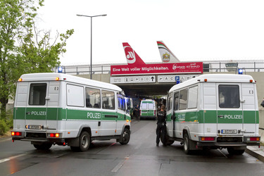 Abschiebungsgegner blockieren Zufahrt zum Flughafen Tegel, Berlin