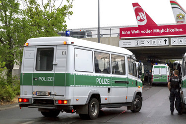 Abschiebungsgegner blockieren Zufahrt zum Flughafen Tegel, Berlin