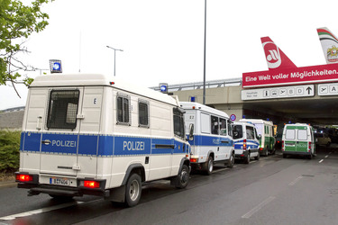 Abschiebungsgegner blockieren Zufahrt zum Flughafen Tegel, Berlin