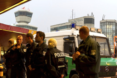 Abschiebungsgegner blockieren Zufahrt zum Flughafen Tegel, Berlin