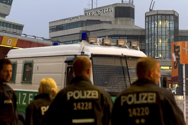 Abschiebungsgegner blockieren Zufahrt zum Flughafen Tegel, Berlin