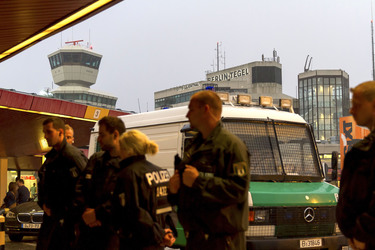 Abschiebungsgegner blockieren Zufahrt zum Flughafen Tegel, Berlin