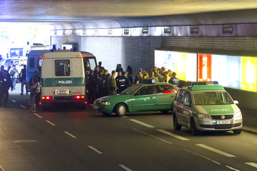 Abschiebungsgegner blockieren Zufahrt zum Flughafen Tegel, Berlin