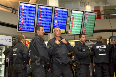 Abschiebungsgegner blockieren Zufahrt zum Flughafen Tegel, Berlin