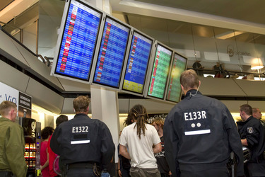 Abschiebungsgegner blockieren Zufahrt zum Flughafen Tegel, Berlin