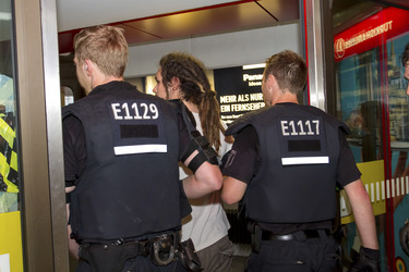 Abschiebungsgegner blockieren Zufahrt zum Flughafen Tegel, Berlin
