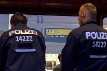Abschiebungsgegner blockieren Zufahrt zum Flughafen Tegel, Berlin