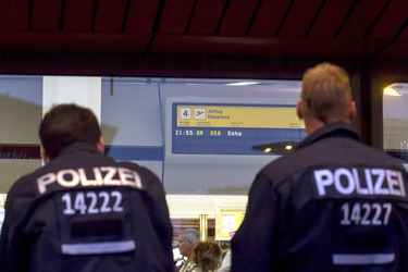 Abschiebungsgegner blockieren Zufahrt zum Flughafen Tegel, Berlin