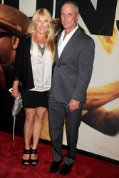 Robert John Burke mit Partnerin