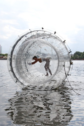 Michaela Schäfer testet den OceanWalker, Hamburg