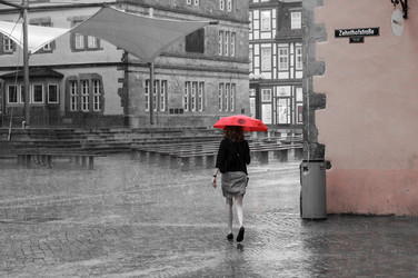 Roter Regenschirm