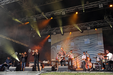 Jairo Zavala, Jacob Valenzuela, Martin Wenk, Joey Burns, Sergio Mendoza, Ryan Alfred, John Convertino (Calexico)