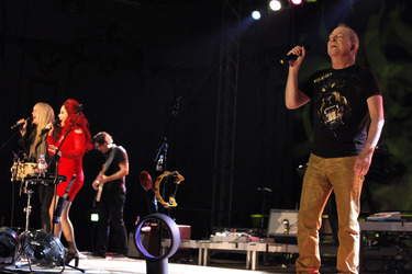 Cindy Wilson, Kate Pierson, Fred Schneider (The B52's)