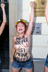 Femen-Aktivistinnen protestieren vor der ukranischen Botschaft, Berlin
