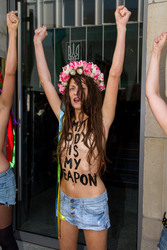 Femen-Aktivistinnen protestieren vor der ukranischen Botschaft, Berlin