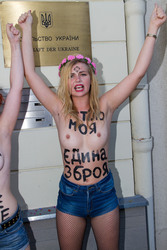 Femen-Aktivistinnen protestieren vor der ukranischen Botschaft, Berlin