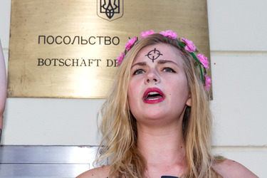 Femen-Aktivistinnen protestieren vor der ukranischen Botschaft, Berlin