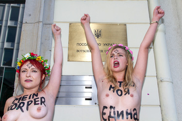 Femen-Aktivistinnen protestieren vor der ukranischen Botschaft, Berlin