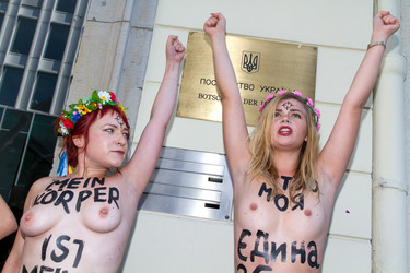 Femen-Aktivistinnen protestieren vor der ukranischen Botschaft, Berlin