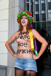 Femen-Aktivistinnen protestieren vor der ukranischen Botschaft, Berlin
