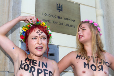 Femen-Aktivistinnen protestieren vor der ukranischen Botschaft, Berlin