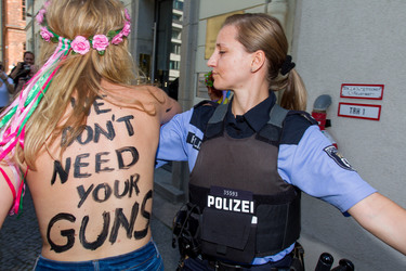 Femen-Aktivistinnen protestieren vor der ukranischen Botschaft, Berlin