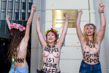 Femen-Aktivistinnen protestieren vor der ukranischen Botschaft, Berlin