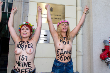 Femen-Aktivistinnen protestieren vor der ukranischen Botschaft, Berlin