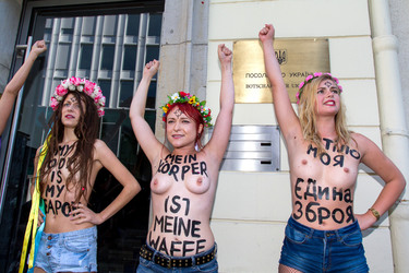 Femen-Aktivistinnen protestieren vor der ukranischen Botschaft, Berlin