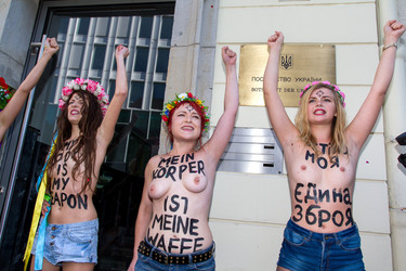 Femen-Aktivistinnen protestieren vor der ukranischen Botschaft, Berlin