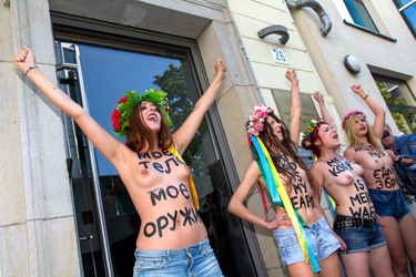 Femen-Aktivistinnen protestieren vor der ukranischen Botschaft, Berlin