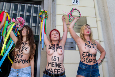 Femen-Aktivistinnen protestieren vor der ukranischen Botschaft, Berlin