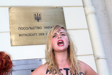 Femen-Aktivistinnen protestieren vor der ukranischen Botschaft, Berlin