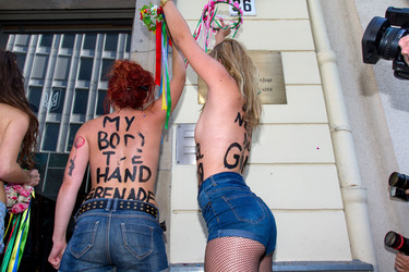Femen-Aktivistinnen protestieren vor der ukranischen Botschaft, Berlin